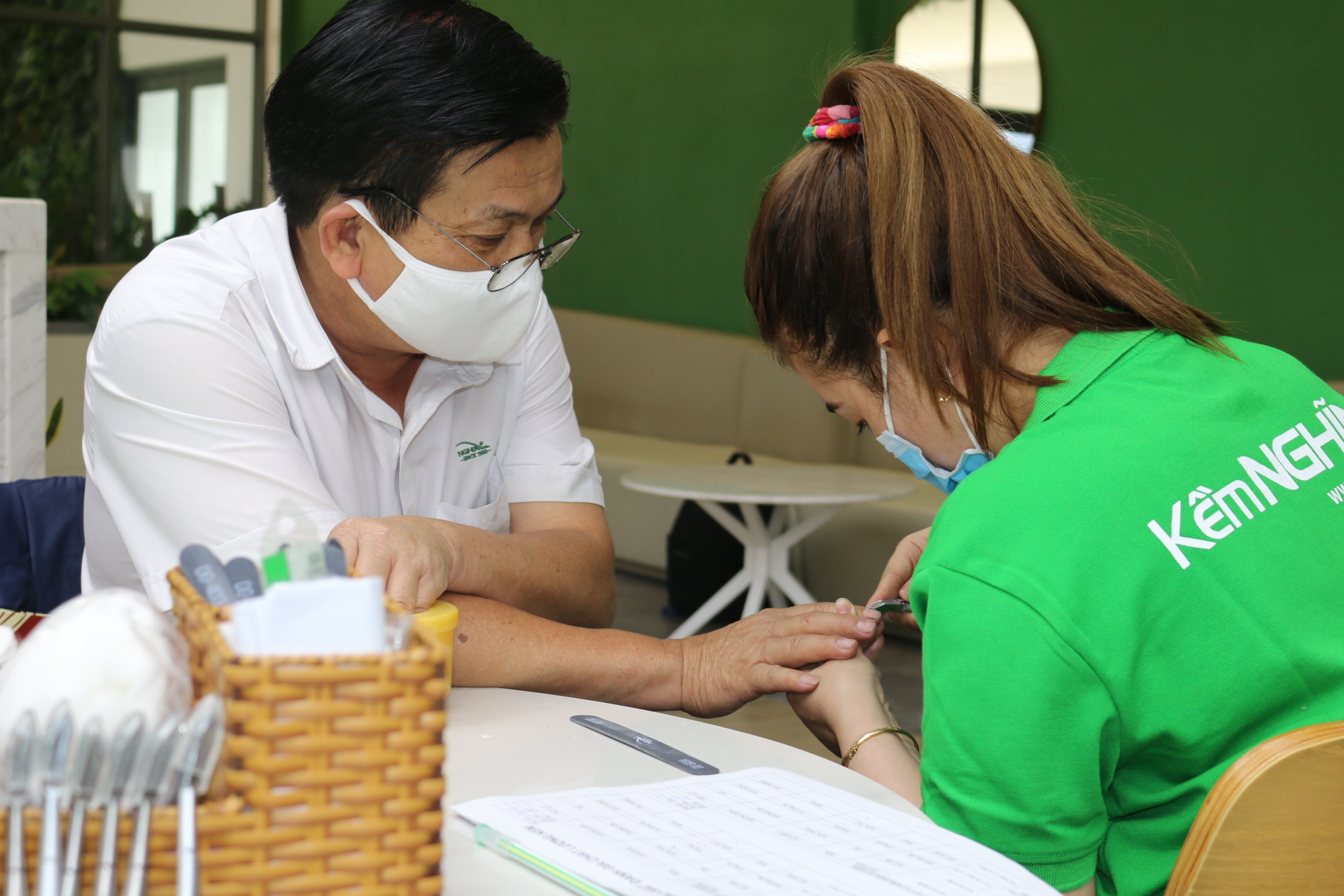 chuong trinh mong tay sach got sach ncov cham soc mong mien phi cho cb cnv_Ảnh 3.JPG